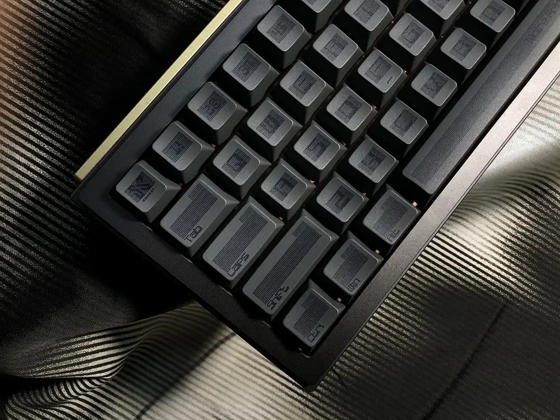 SINOKEY Moire Pattern PBT Black Retro Keycap Set Modern aesthetic black keycaps with moire stripes and minimalistic lettering.
