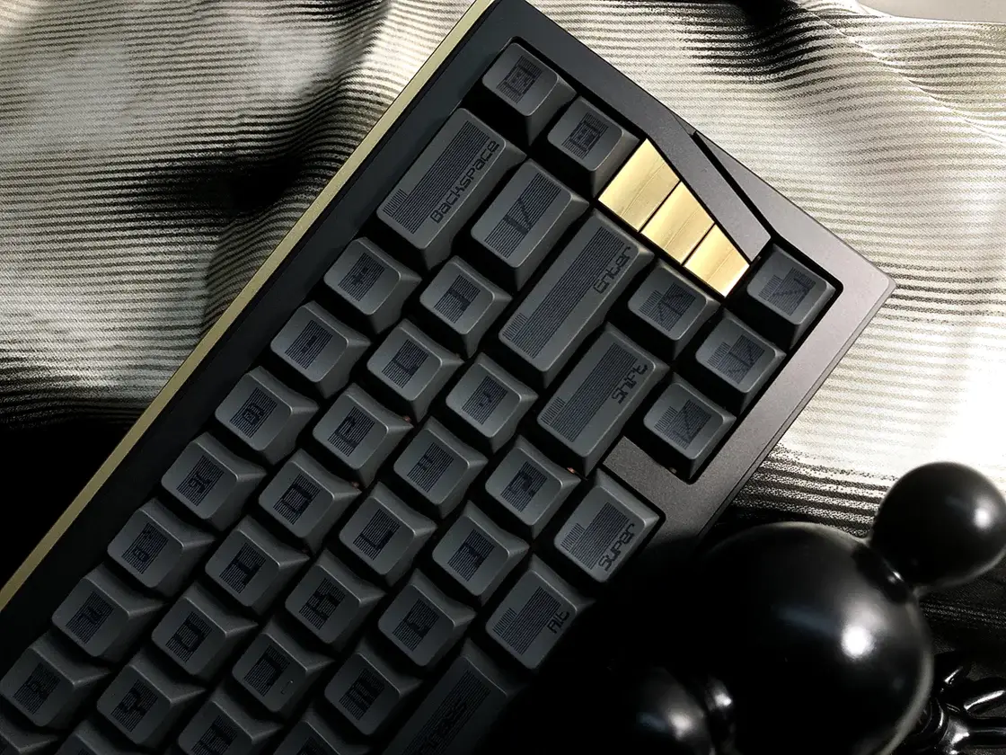 SINOKEY Moire Pattern PBT Black Retro Keycap Set Artistic black keycap set with a moire-inspired striped and typographic fusion.