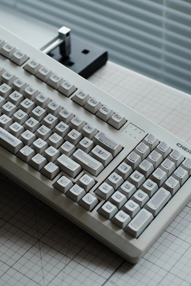 SINOKEY Moire Pattern PBT White Retro Keycap Set PBT White Retro keycaps with five-sided dye-sublimation for lasting durability.