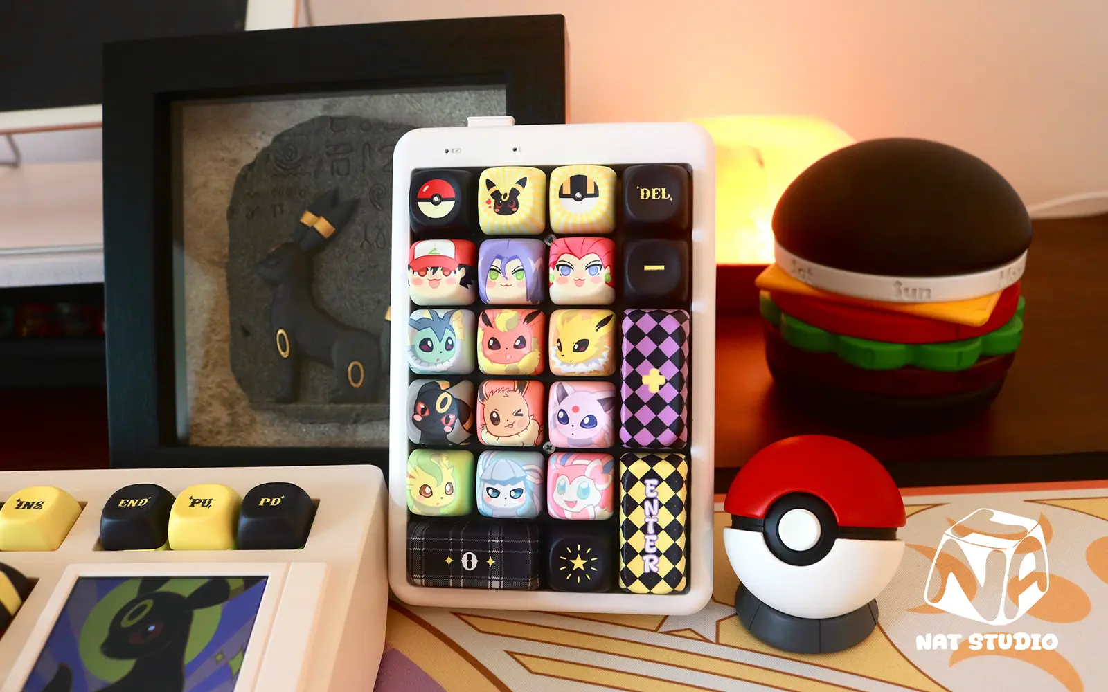 Pokemon Moonlight Umbreon MOA Profile Keycaps White mechanical numpad featuring Pokemon Eeveelution character keycaps with Pokeball
