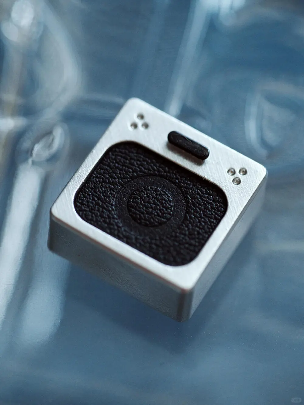 Silver Metallic Leather Keycap - Circle Symbol Custom PlayStation keycap featuring a silver body and black vegetable-tanned leather with a circle icon.