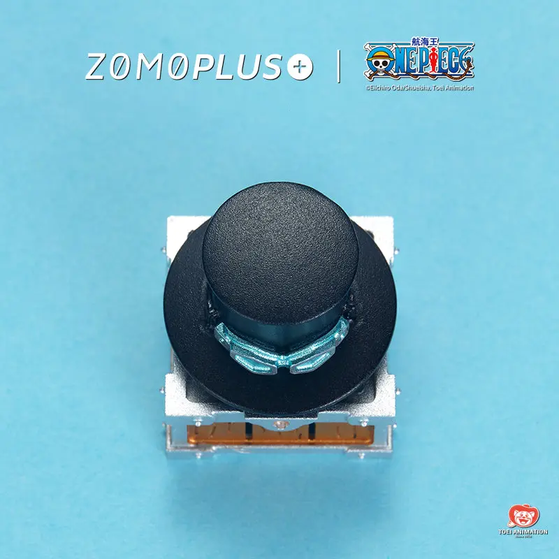 ZOMOPLUS One Piece Sabo’s Hat Rotating Aluminum Artisan Keycap Top-down view of ZOMOPLUS Sabo Hat artisan keycap showing black hat and goggles on light blue background.