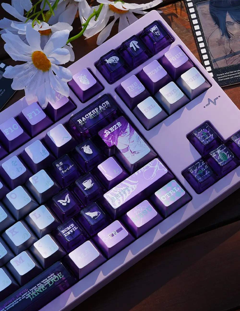 Reze Keycaps on Purple Keyboard Chainsaw Man Reze metallic coated keycaps installed on a purple keyboard with white daisies.