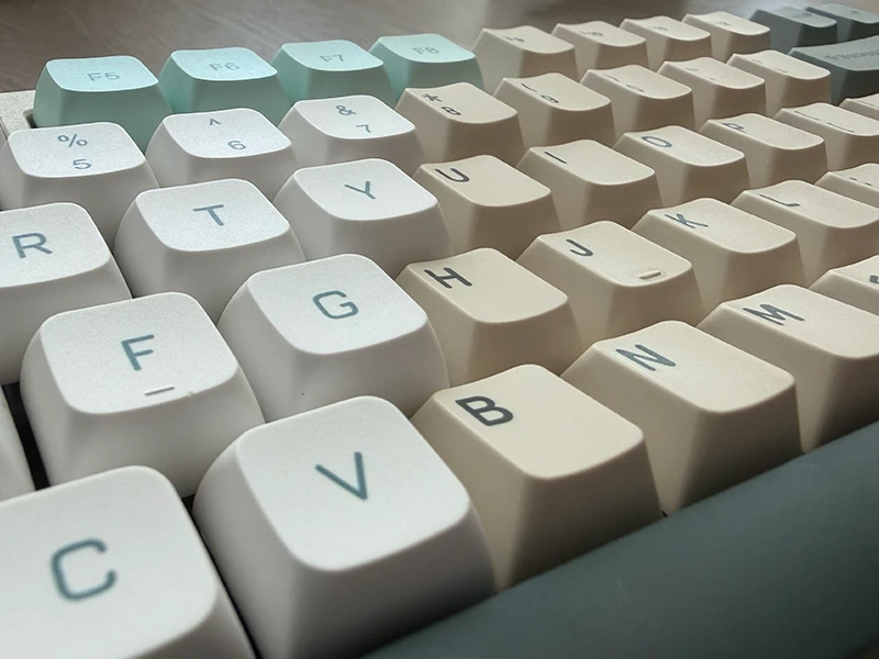 XDA vs Cherry Profile keycaps side view showing uniform and sculpted rows